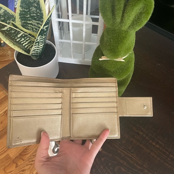 Gold Gucci bifold wallet ⭐️ - Picture 7 of 10